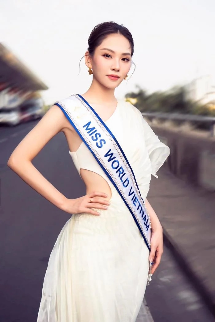 Mai Phương diện áo bà ba thi Miss World, hát hit NewJeans với Hoa hậu Hàn Quốc - Hình 1