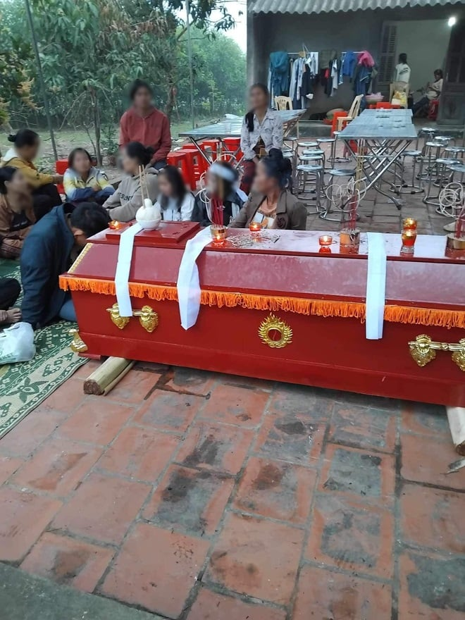 Bố và 2 em gào thét trong tang lễ cô gái 21 tuổi HN, kêu gọi quyên góp lo hậu sự - Hình 2