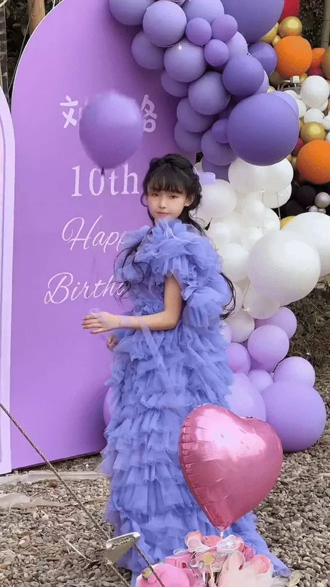 Cô bé sở hữu hàng triệu follow, hot rần rần MXH nhờ loạt video biến hóa cực đỉnh - Hình 3