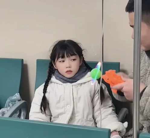 Cô bé sở hữu hàng triệu follow, hot rần rần MXH nhờ loạt video biến hóa cực đỉnh - Hình 7