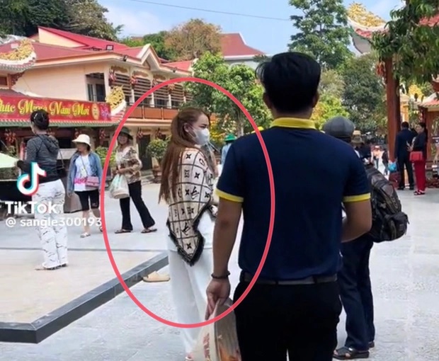 Trường Giang - Nhã Phương trùm kín xuất hiện ở chùa, đồng nghiệp sợ vạ lây? - Hình 1