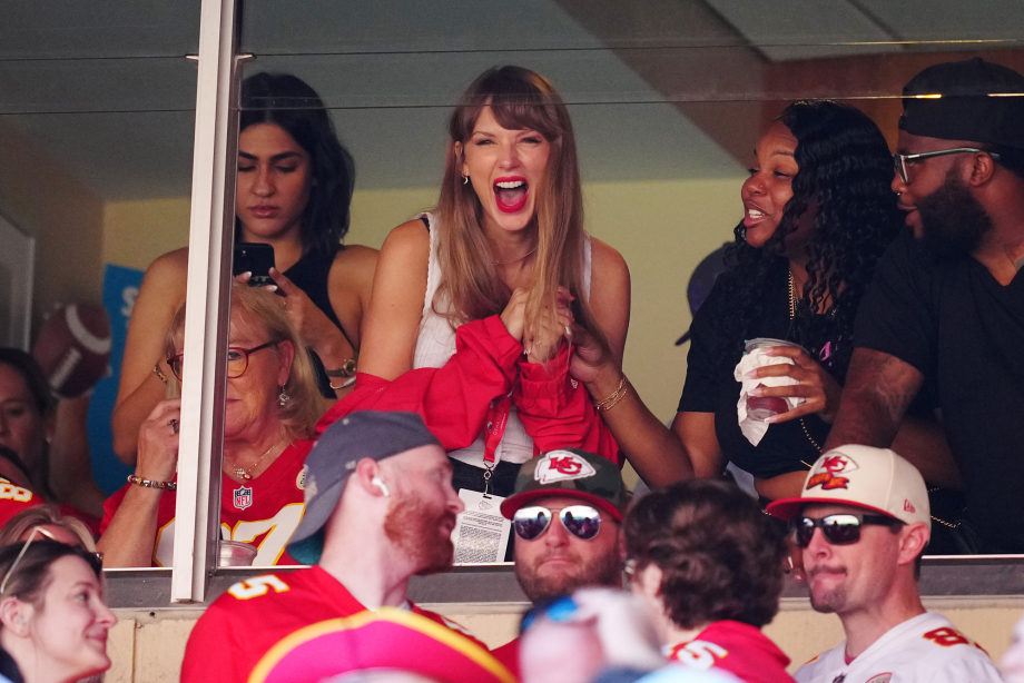 Taylor Swift bị BTV nổi tiếng của Việt Nam đùa kém duyên trên sóng truyền hình - Hình 5