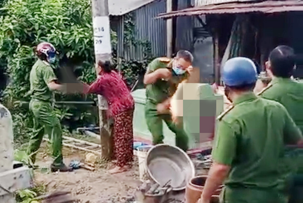 An Giang: Gây thương tích cho Công an bằng lửa, 5 người trong gia đình trả giá - Hình 3