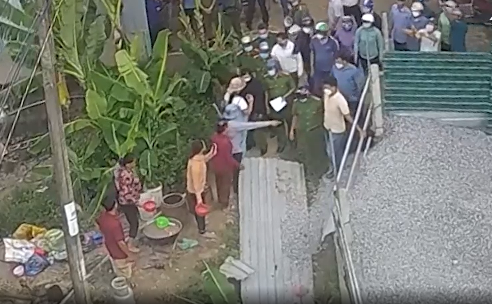 An Giang: Gây thương tích cho Công an bằng lửa, 5 người trong gia đình trả giá - Hình 4
