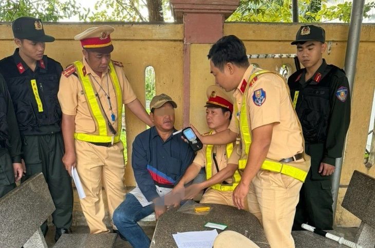 An Giang: Gây thương tích cho Công an bằng lửa, 5 người trong gia đình trả giá - Hình 6