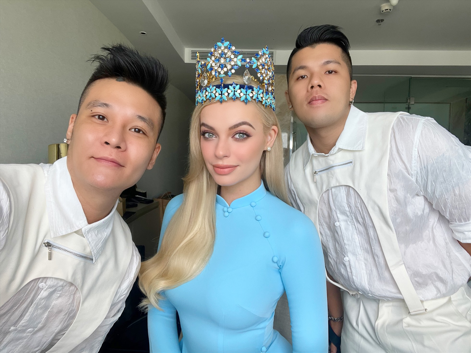 Đương kim Miss World cầu cứu Đỗ Long, Quân Nguyễn - Pu Lê trong đêm chung kết - Hình 2