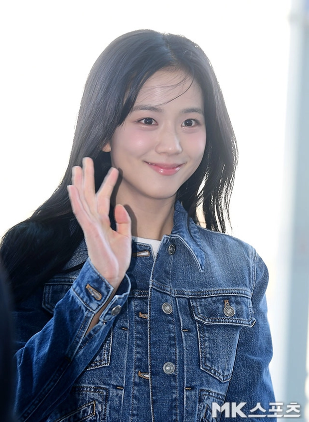 Jisoo, Lisa lần đầu lộ diện sau khi lên chức chủ tịch, chị cả ăn đứt 1 điểm - Hình 4