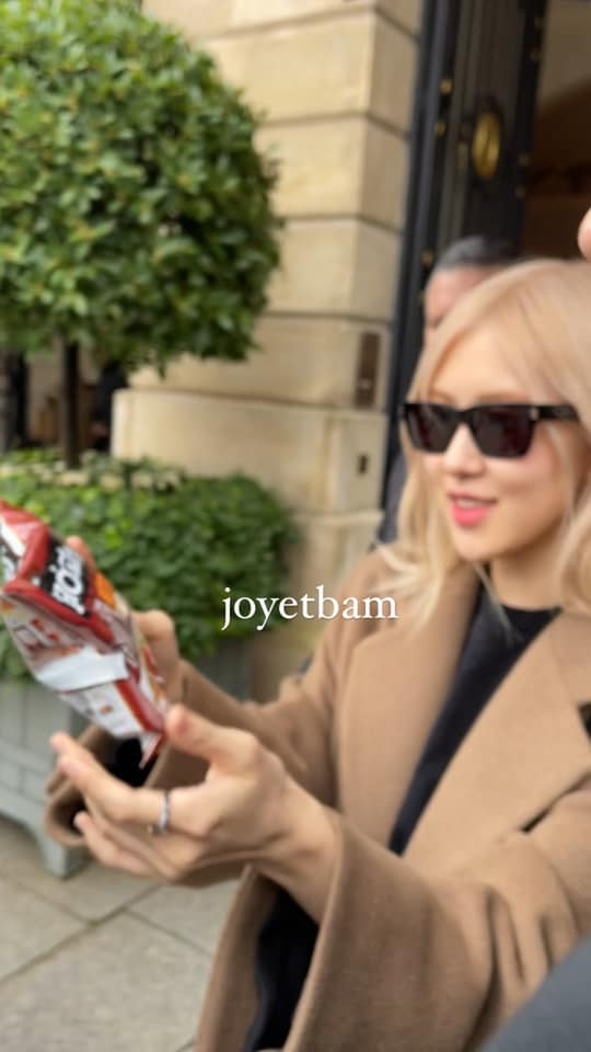 Rosé (BLACKPINK) phấn khích khi được tặng Phở ăn liền dù đang công tác ở Pháp - Hình 3