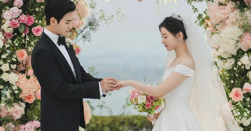 Tài tử Kim Soo Hyun tung ảnh cưới với Kim Ji Won: Lại sắp có hôn lễ thế kỷ ? - Hình 2