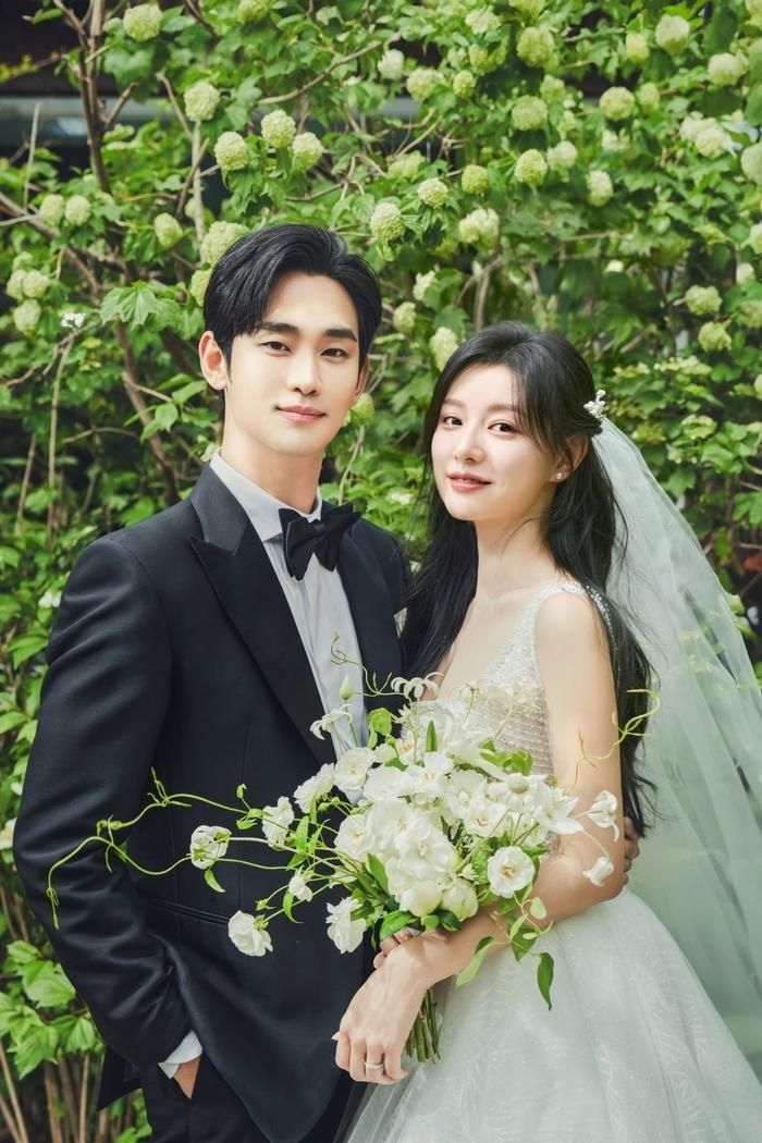 Tài tử Kim Soo Hyun tung ảnh cưới với Kim Ji Won: Lại sắp có hôn lễ thế kỷ ? - Hình 1
