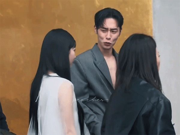 Thái độ khác hẳn của Karina trước bạn trai tài tử Lee Jae Wook và dàn nam thần ở Fashion Week: Đúng là yêu từ cái nhìn đầu tiên! - Hình 2