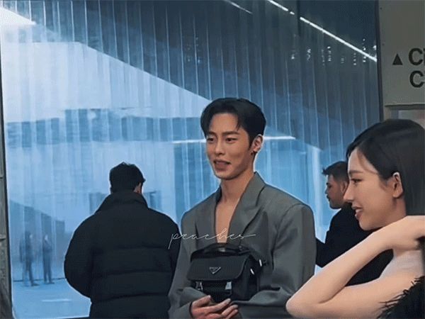 Thái độ khác hẳn của Karina trước bạn trai tài tử Lee Jae Wook và dàn nam thần ở Fashion Week: Đúng là yêu từ cái nhìn đầu tiên! - Hình 3