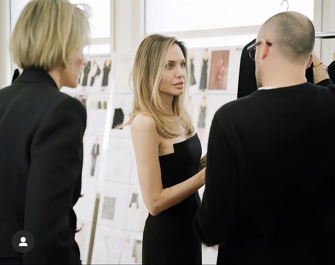 Angelina Jolie bắt chước vợ cũ của chồng cũ, U50 nhan sắc sáng bừng vì điểm này - Hình 3