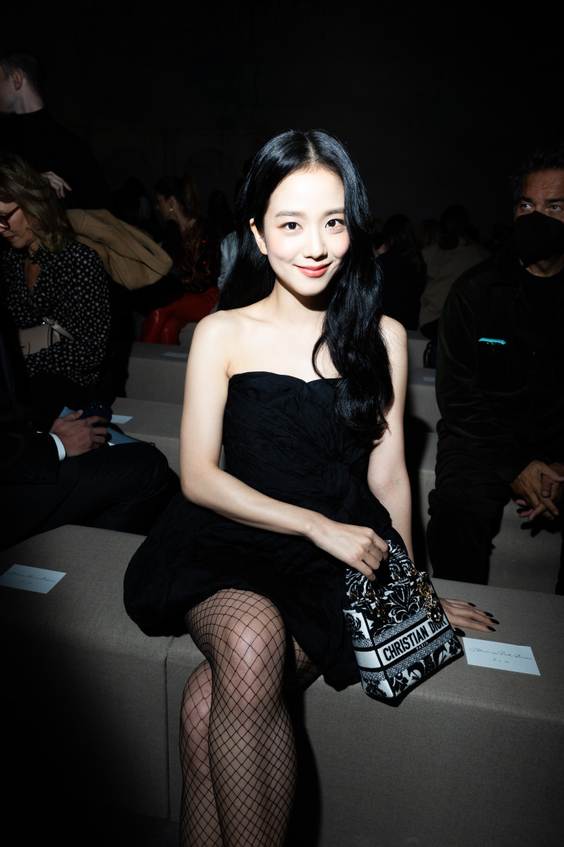 Jisoo thể hiện đẳng cấp công chúa Dior, hội ngộ bố chồng tương lai của Lisa - Hình 9