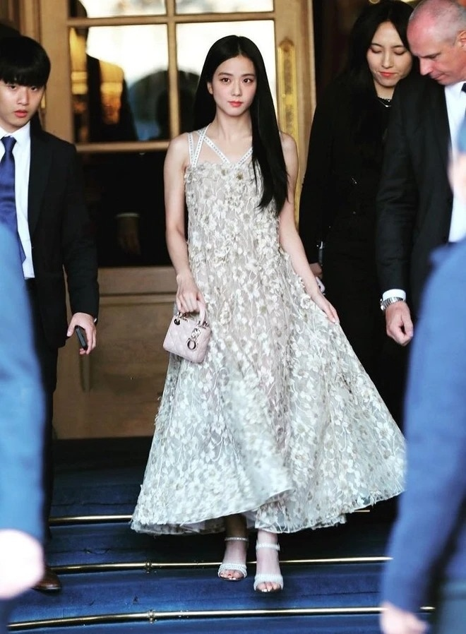 Jisoo thể hiện đẳng cấp công chúa Dior, hội ngộ bố chồng tương lai của Lisa - Hình 8
