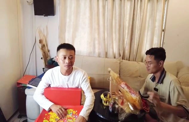 Đùi heo muối hot cỡ nào, mà Quang Linh và người nổi tiếng thi nhau trải nghiệm? - Hình 3