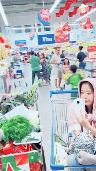 Đi mua sắm cùng bạn trai, Nam Em vướng tranh cãi vì 1 hành động - Hình 3