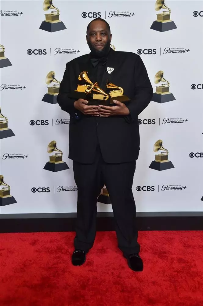 Grammy 2024: Rapper bị còng tay khi vừa nhận giải, BTC trao giải nhầm giống MU - Hình 5