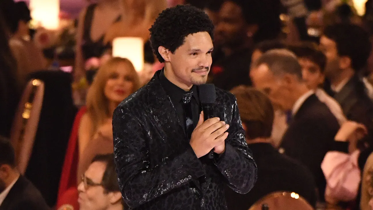 Grammy 2024: Rapper bị còng tay khi vừa nhận giải, BTC trao giải nhầm giống MU - Hình 6