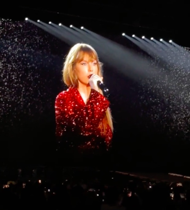 Taylor Swift bị fangirl Rosé quậy ở concert, làm chuyện hơn thua tới cùng - Hình 1