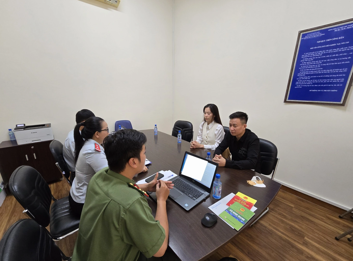 Nam Em bị xử phạt 37,5 triệu, bơ phờ tại Sở TT-TT sau loạt phát ngôn trên mạng - Hình 3