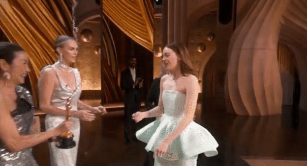 Emma Stone bị bục váy khi lên sân khấu ở Oscar, chính chủ thừa nhận nguyên nhân không ngờ - Hình 6