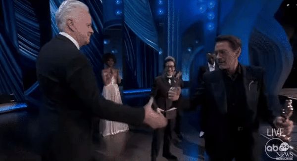 Emma Stone, Robert Downey Jr. gây phẫn nộ khi giật cúp, bơ đẹp Dương Tử Quỳnh và Quán Kế Huy ở Oscar: Vấn nạn Hollywood? - Hình 2