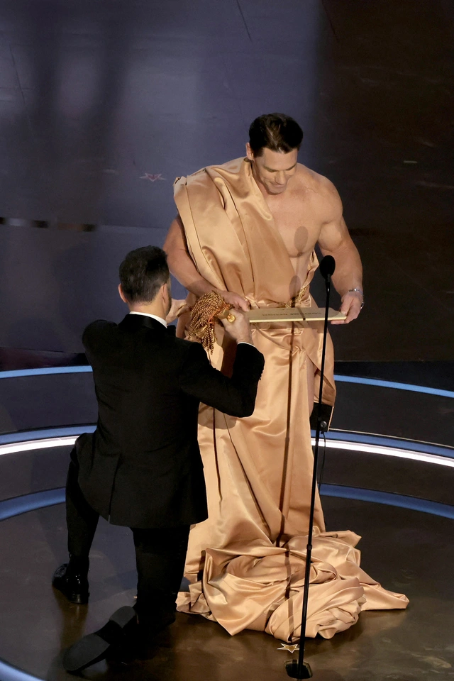 John Cena không mảnh vải tại Oscar 2024: Bắt chước khoảnh khắc kinh điển - Hình 1