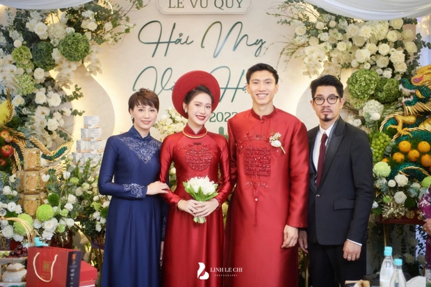 Mẹ vợ Đoàn Văn Hậu xả vai quý bà, diện đồ bó sát, quẩy cực sung với hội bạn - Hình 6