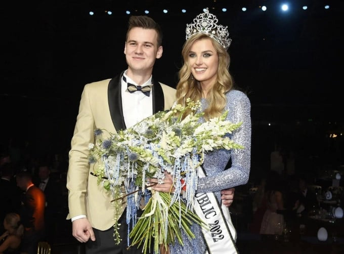 Tân Miss World tương đồng với Ý Nhi ở 1 điểm, nhưng nàng hậu Việt vẫn nhỉnh hơn - Hình 3