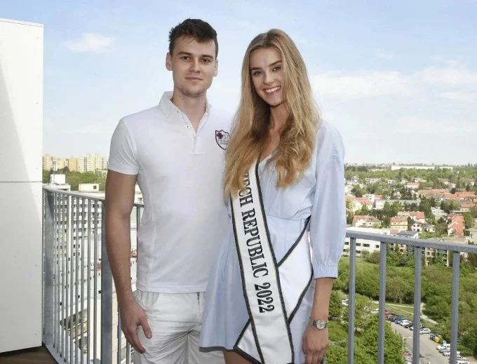 Tân Miss World tương đồng với Ý Nhi ở 1 điểm, nhưng nàng hậu Việt vẫn nhỉnh hơn - Hình 2