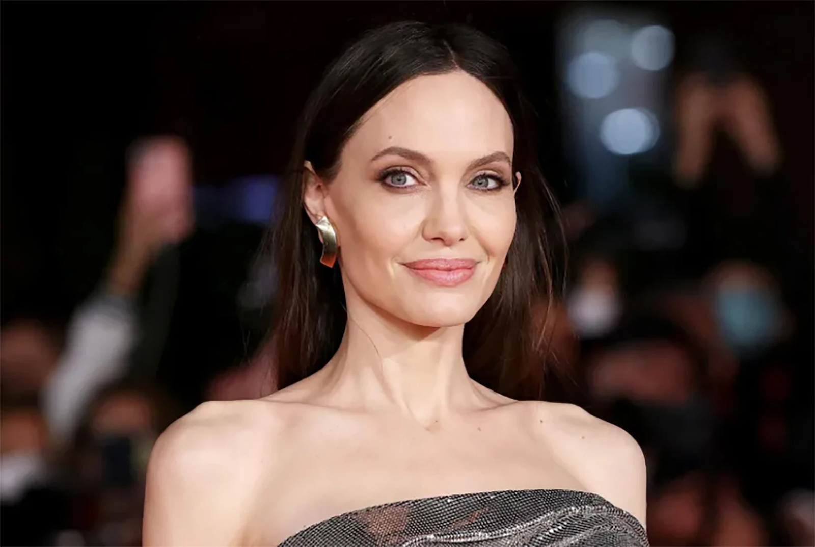 Angelina Jolie đầu bù tóc rối, hạ mình quỳ gối, nâng váy cho 1 ngôi sao? - Hình 4