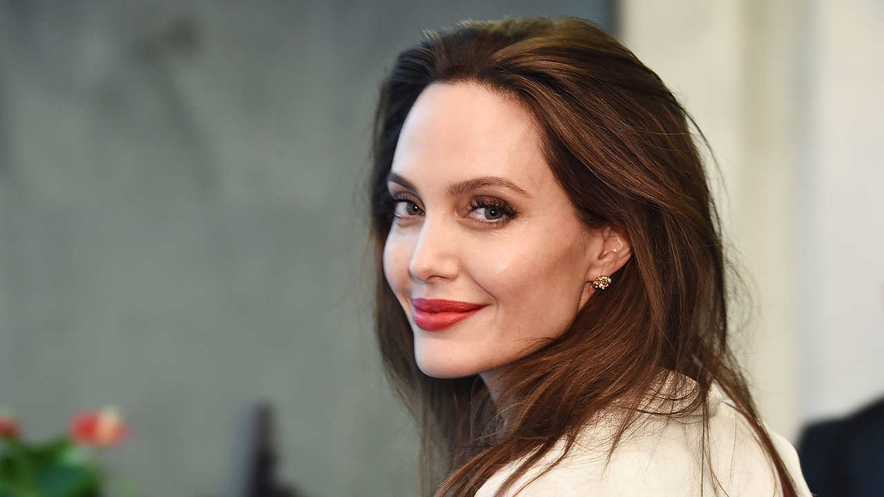 Angelina Jolie đầu bù tóc rối, hạ mình quỳ gối, nâng váy cho 1 ngôi sao? - Hình 5