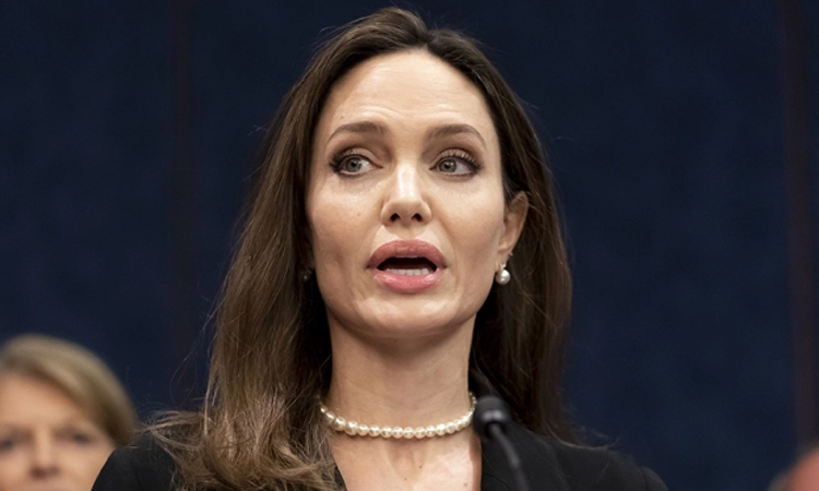 Angelina Jolie đầu bù tóc rối, hạ mình quỳ gối, nâng váy cho 1 ngôi sao? - Hình 6