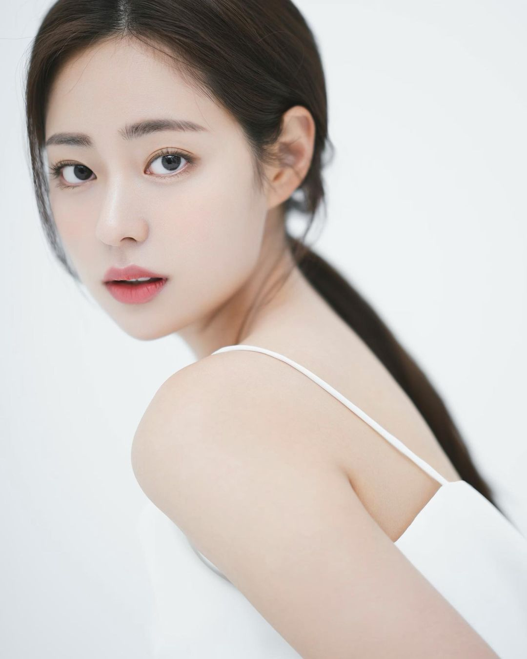 Shin Seul Ki Singles Inferno gây sốt khi đóng chung phim với chị gái Wonyoung - Hình 1
