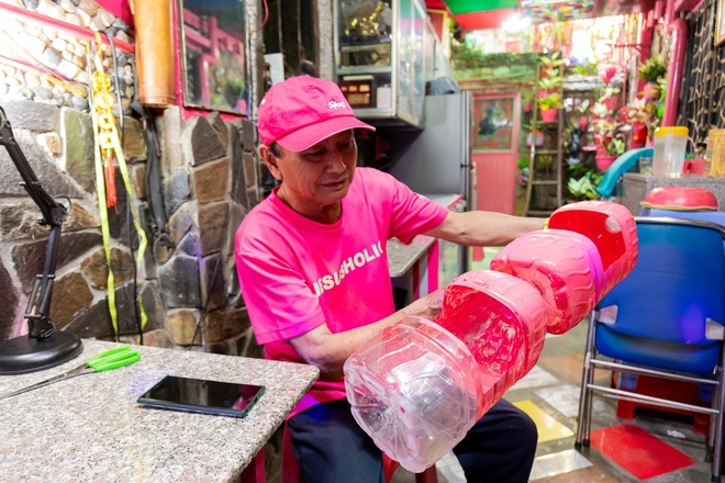 Người đàn ông U70 thực hiện ước mơ nhuộm hồng căn nhà - Hình 3