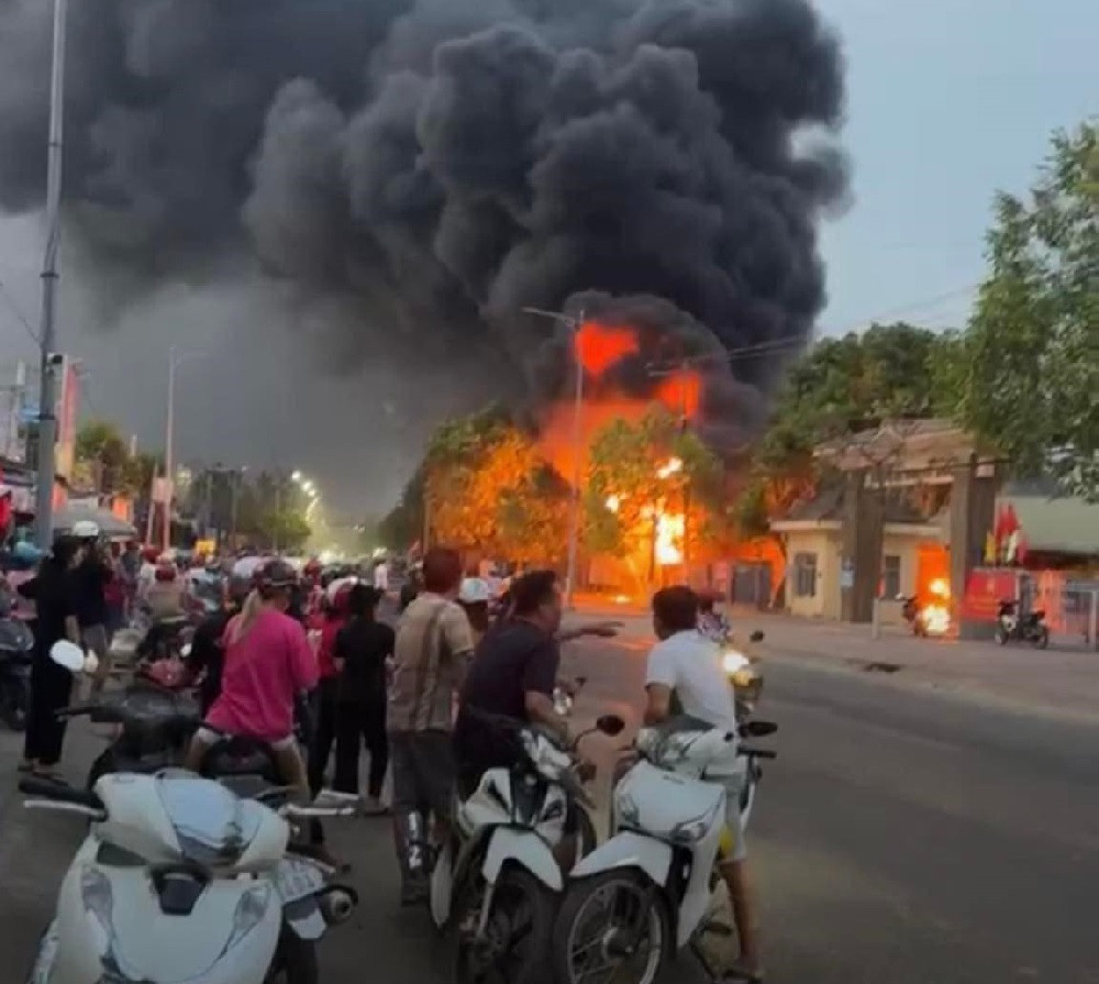 Bình Thuận: Nguyên nhân bất ngờ của vụ cháy hơn 200 xe máy tang vật vi phạm - Hình 5