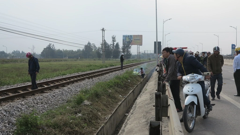 Hà Nội: Thanh niên bị tàu hỏa tông qua đời khi nghe điện thoại sát đường ray - Hình 3
