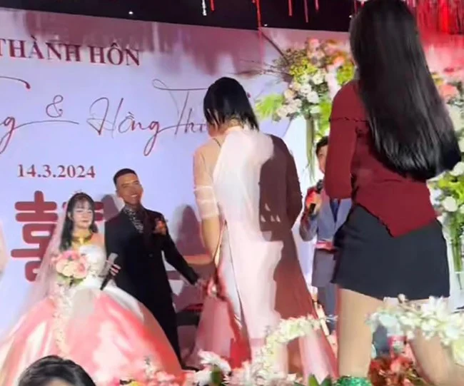Chú rể mời 13 tình cũ đi đám cưới, cô dâu tỏ thái độ kì lạ làm ai cũng kinh ngạc - Hình 4