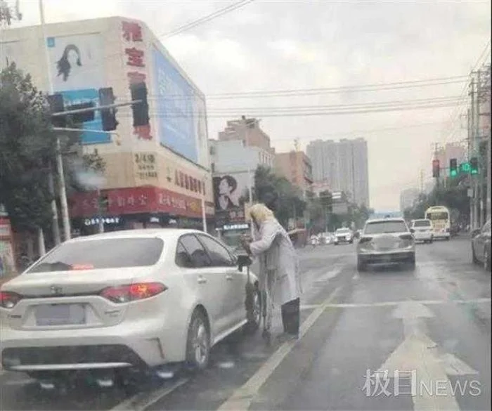 Độc lạ người đàn ông ăn xin lái xe hạng sang hành nghề, kiếm vài triệu mỗi ngày - Hình 3