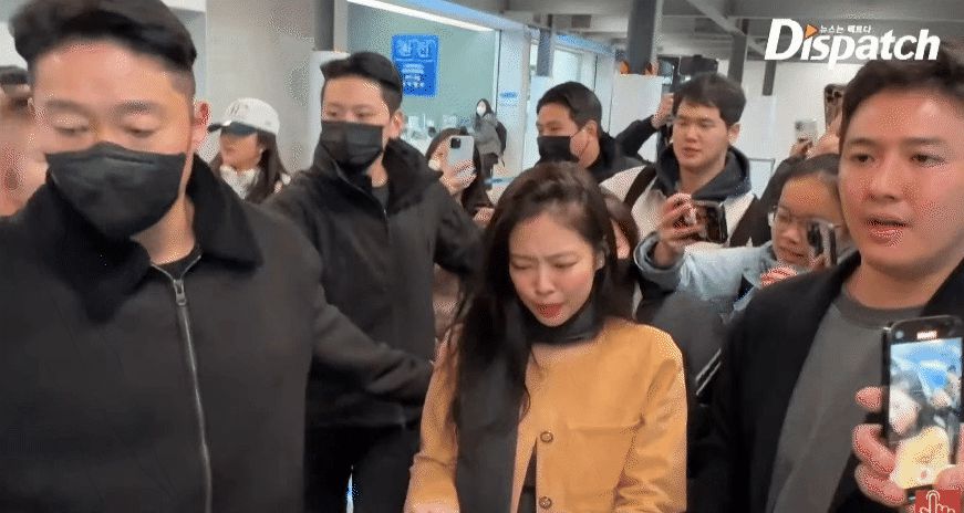 Jennie (BLACKPINK) lộ biểu cảm đau đớn vì fan quá khích ở sân bay, netizen quốc tế bức xúc - Hình 3