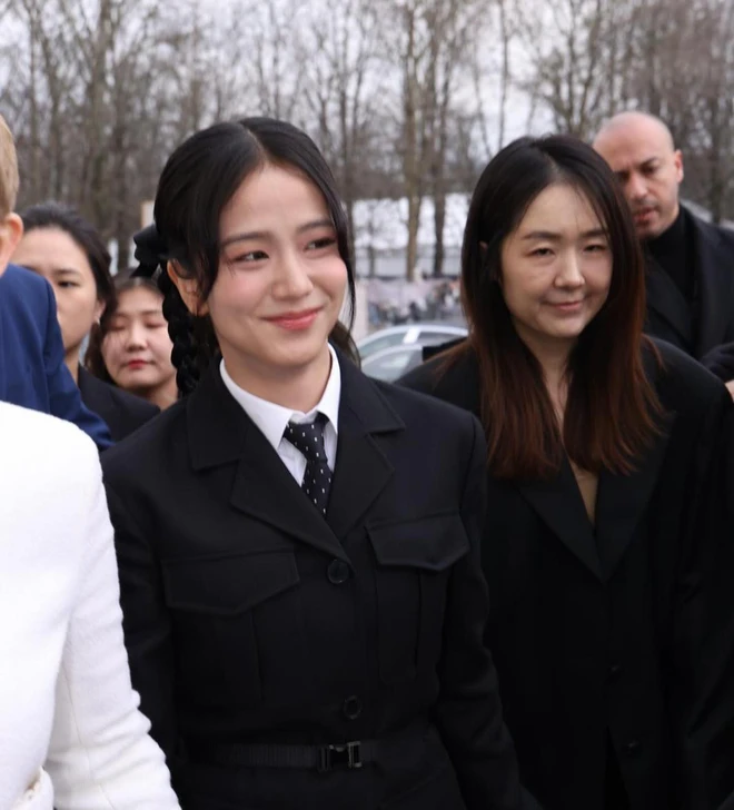 Jisoo khuấy đảo truyền thông, Dior tặng luôn con gái cưng món quà độc quyền - Hình 1