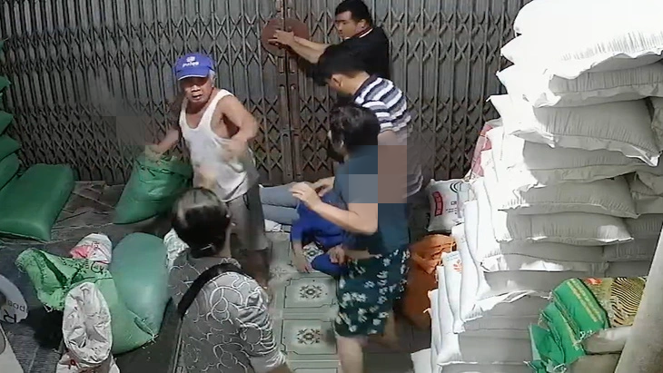Đắk Lắk: Công an vào cuộc xác minh vụ bố chồng đánh, đuổi con dâu ra khỏi nhà - Hình 4
