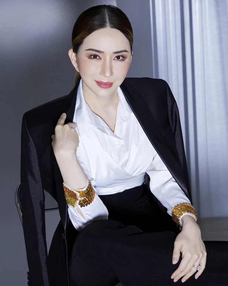 Dì Anne Miss Universe bị bắt vì tham ô, Á hậu người Thái có hành động phản cảm - Hình 5