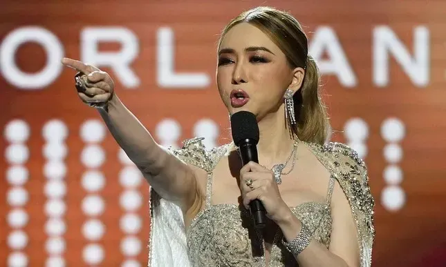 Dì Anne Miss Universe bị bắt vì tham ô, Á hậu người Thái có hành động phản cảm - Hình 2