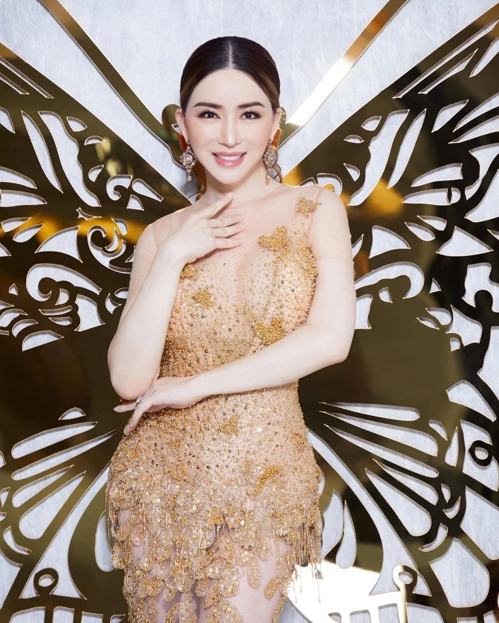 Dì Anne Miss Universe bị bắt vì tham ô, Á hậu người Thái có hành động phản cảm - Hình 4