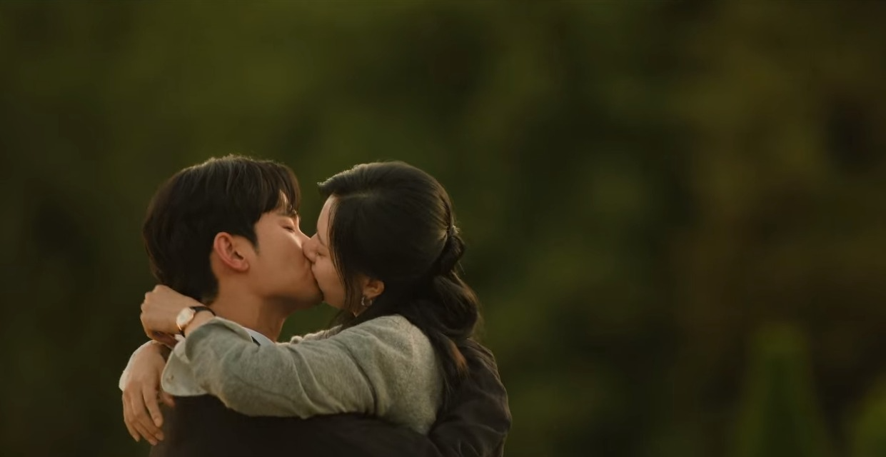 Kim Soo Hyun - Kim Ji Won thân mật ở hậu trường, fan la ó vì bị đạo diễn cắt - Hình 6