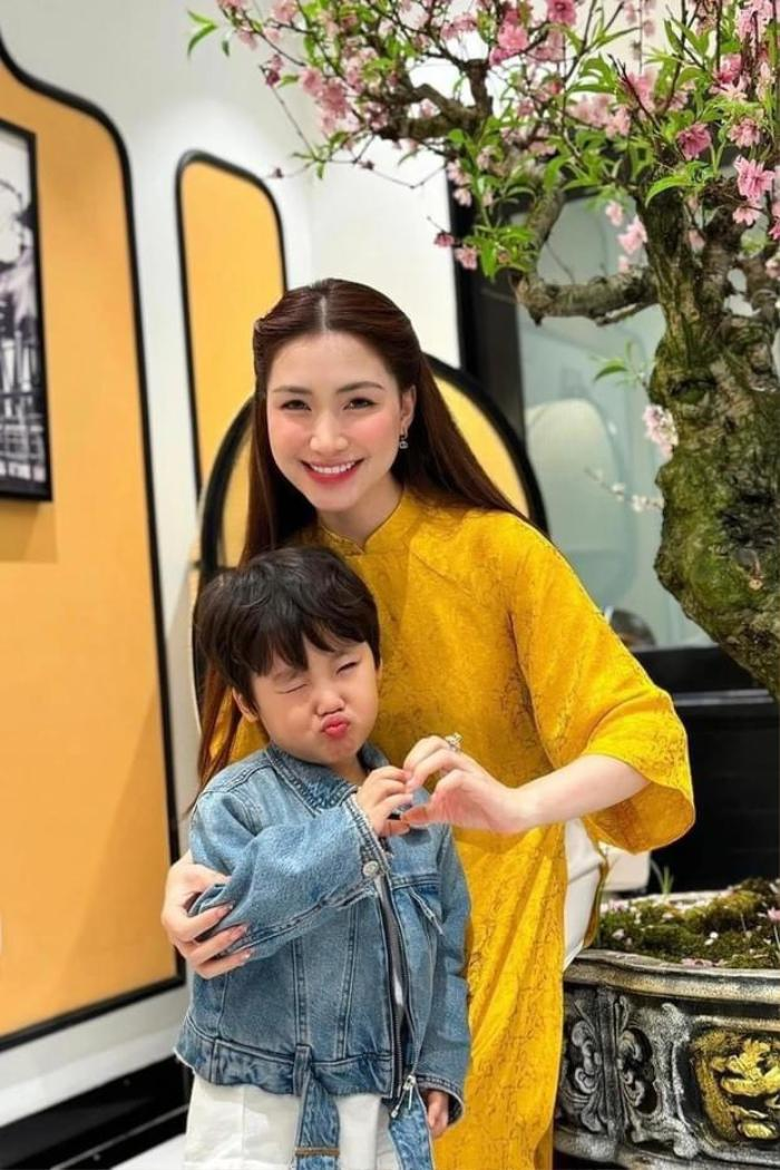 Con trai Hòa Minzy sau 3 tuần đi Úc, được bố cho ở biệt thự, cưng chiều hết mực - Hình 1