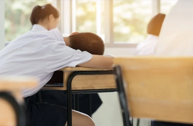 Cậu bé mắc chứng ngủ kỳ lạ, thầy giáo phải cõng và đưa về mỗi khi tan học - Hình 5