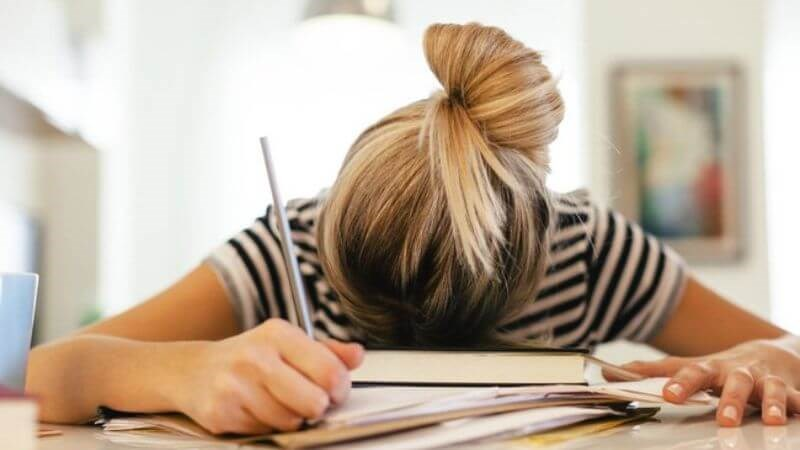 Cậu bé mắc chứng ngủ kỳ lạ, thầy giáo phải cõng và đưa về mỗi khi tan học - Hình 2